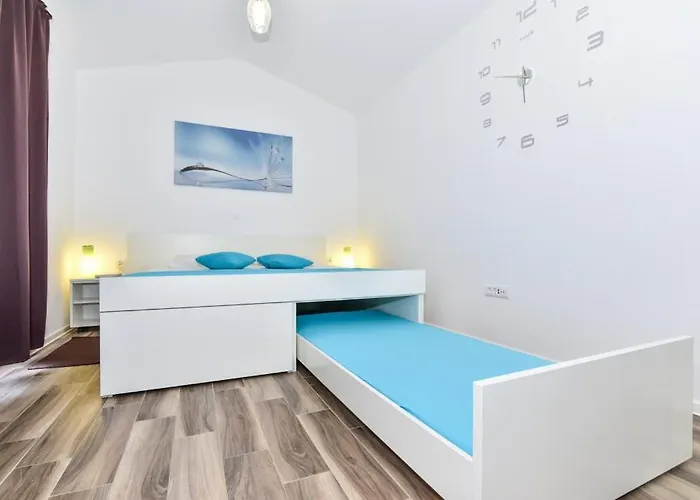 In With Terrace, Air Conditioning, Wi-fi, Washing Machine Vir