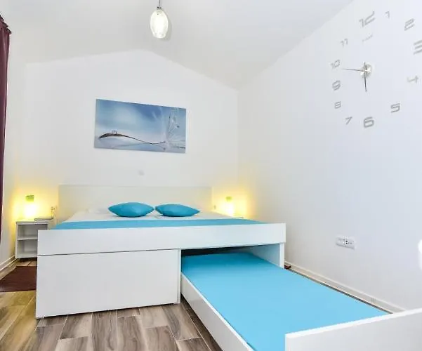In With Terrace, Air Conditioning, Wi-fi, Washing Machine Vir