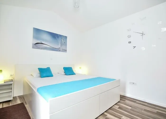 Appartement In With Terrace, Air Conditioning, Wi-fi, Washing Machine *
