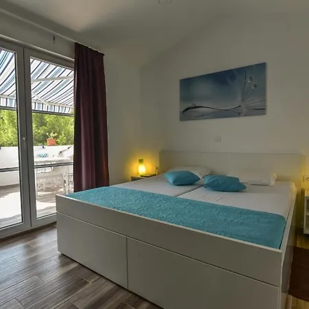 In With Terrace, Air Conditioning, Wi-fi, Washing Machine Vir