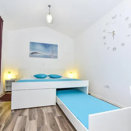 In With Terrace, Air Conditioning, Wi-fi, Washing Machine Vir