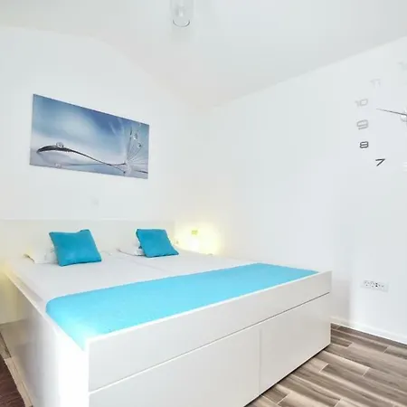 Appartement In With Terrace, Air Conditioning, Wi-fi, Washing Machine *