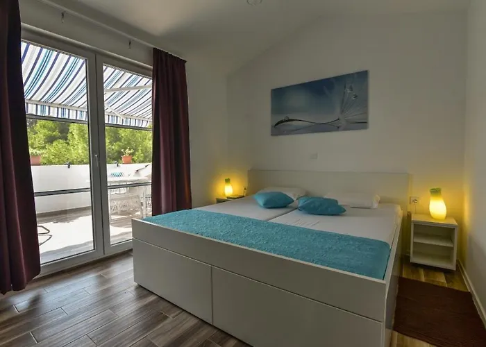 In With Terrace, Air Conditioning, Wi-fi, Washing Machine Vir